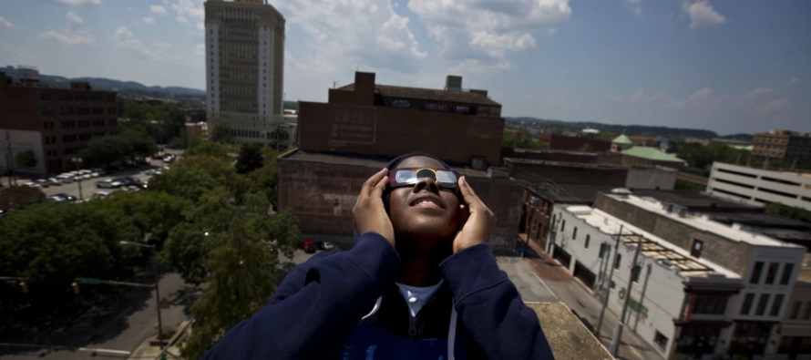 Recomendaciones para ver el próximo eclipse solar, sin riesgos