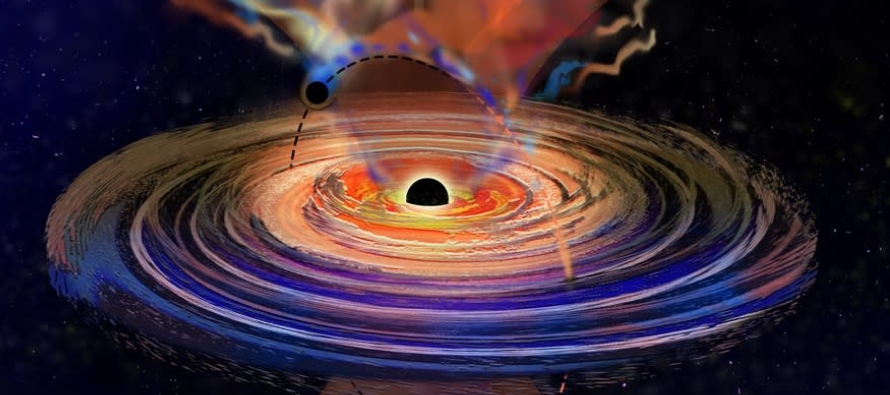 Esto provocaría la expulsión de material del disco de gas del agujero negro...
