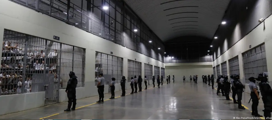 "El Salvador no se puede quedar con 78,000 personas en la cárcel [y] que no sean...