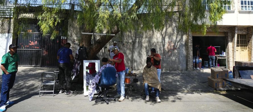 Cada vez más venezolanos quedan varados en México, lo que explica caída en cruces ilegales a Estados Unido