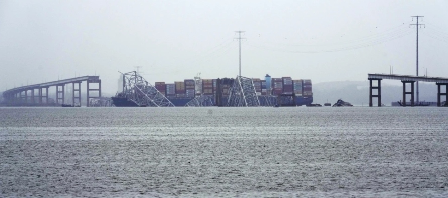 Barcazas trasladan grúas a Baltimore para ayudar a retirar restos del puente y abrir ruta de envío