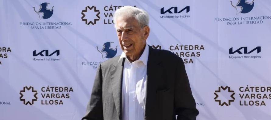 Vargas Llosa cumple "infatigables 88 años" acompañado por familiares y amigos en Lima