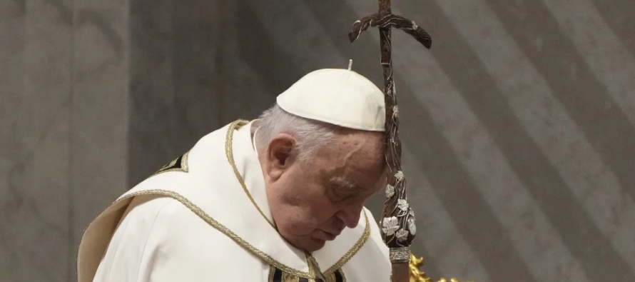 El papa, con aparente buen estado, lava los pies de 12 mujeres en Jueves Santo en prisión en Roma