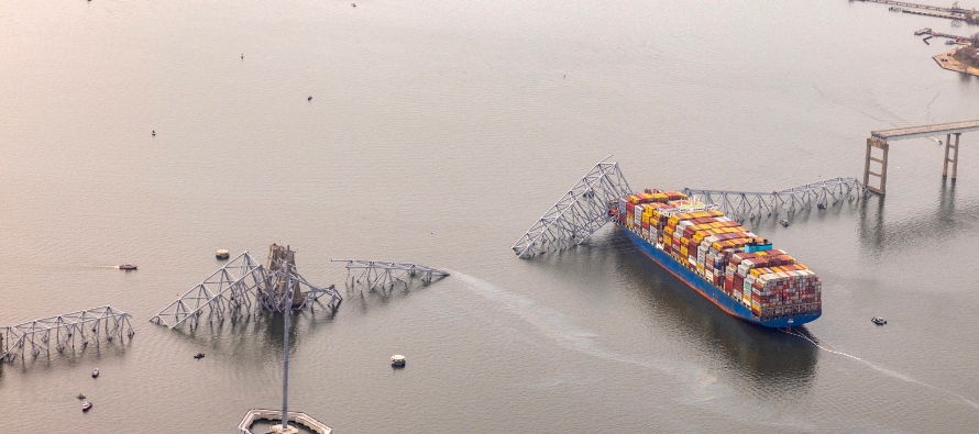 El carguero Dali es visto después de chocar y colapsar el puente Francis Scott Key el 26 de...