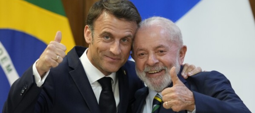 Macron abraza a Lula... y a los memes que se burlan de la “boda” de ambos