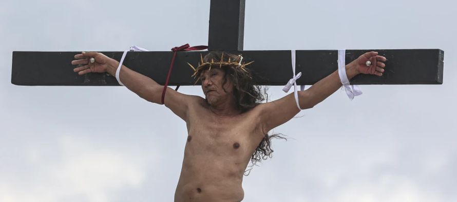 Un aldeano filipino se hizo clavar a una cruz de madera por 35ta vez para recrear el sufrimiento de...