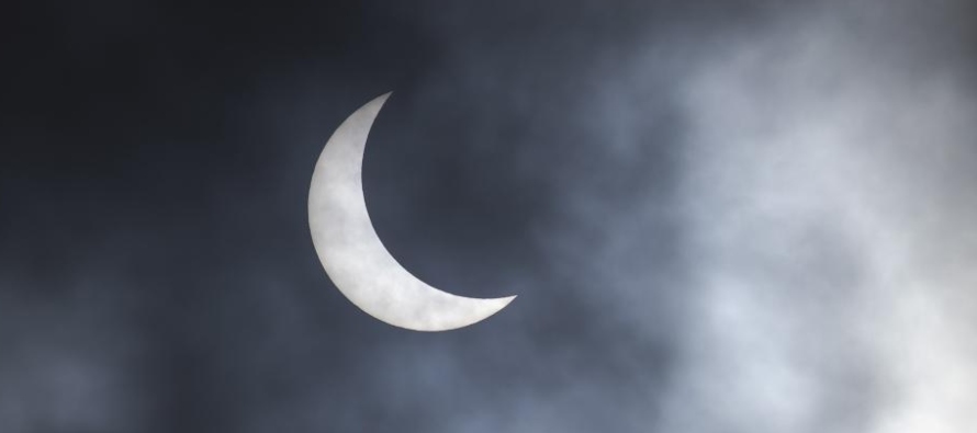 "Lo he hecho antes con un eclipse parcial y es increíble ver todas estas formas de...