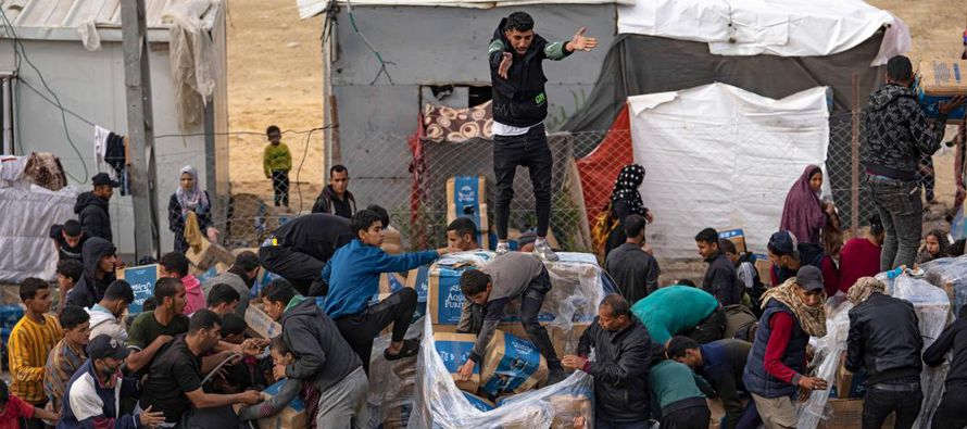 Hasta ahora, la mayor parte de la ayuda humanitaria que entra a Gaza lo hace a través de la...