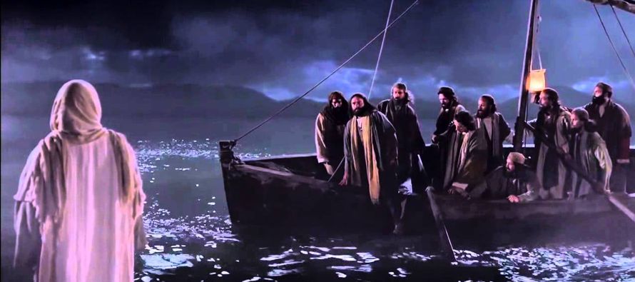 Los demás discípulos vinieron en la barca, arrastrando la red con los peces; pues no...