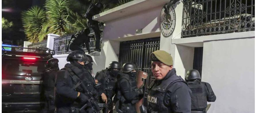 Las relaciones diplomáticas entre México y Ecuador implosionaron drásticamente...