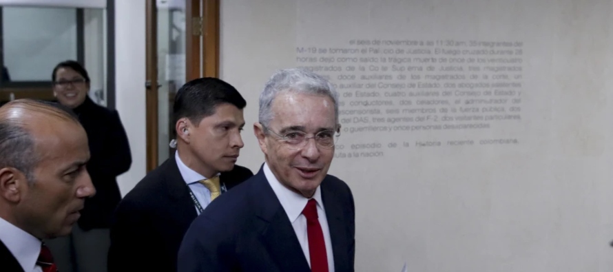 La defensa de Uribe, en cambio, ha dicho que fue Monsalve quien lo buscó a través de...
