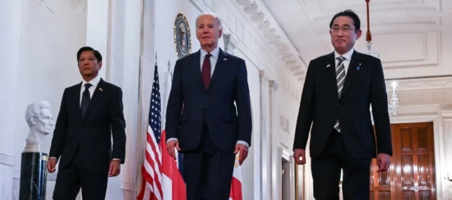 En una clara advertencia a Pekín, el presidente Joe Biden se comprometió a defender a...