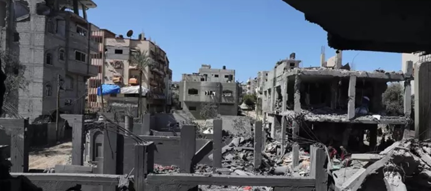 El Gobierno de Gaza alerta del grave riesgo sanitario por los "cientos" de fosas comunes y la basura en Gaza