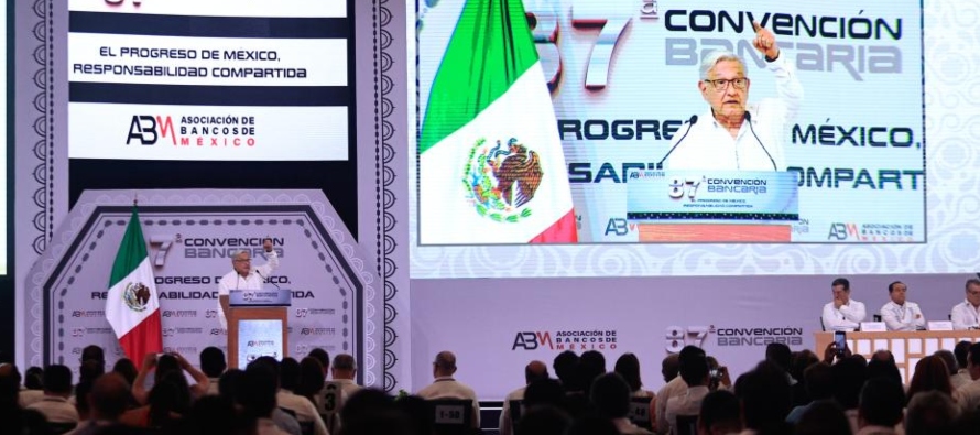 López Obrador reconoce trato de "respeto" de la banca y afirma cumplir con sus compromisos