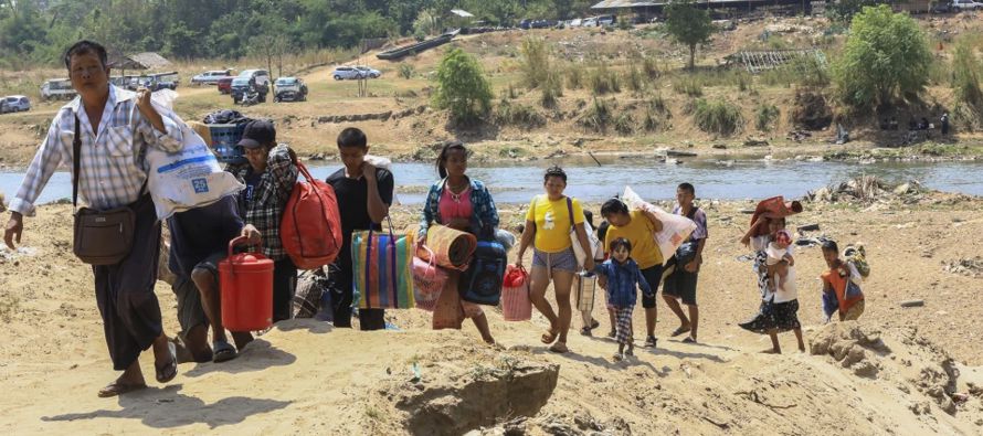 Alrededor de 1,300 personas huyeron del este de Myanmar a Tailandia, dijeron las autoridades el...