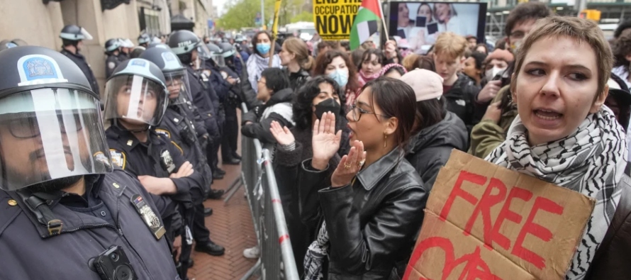 Más de 100 manifestantes propalestinos que acampaban en Columbia fueron arrestados el...