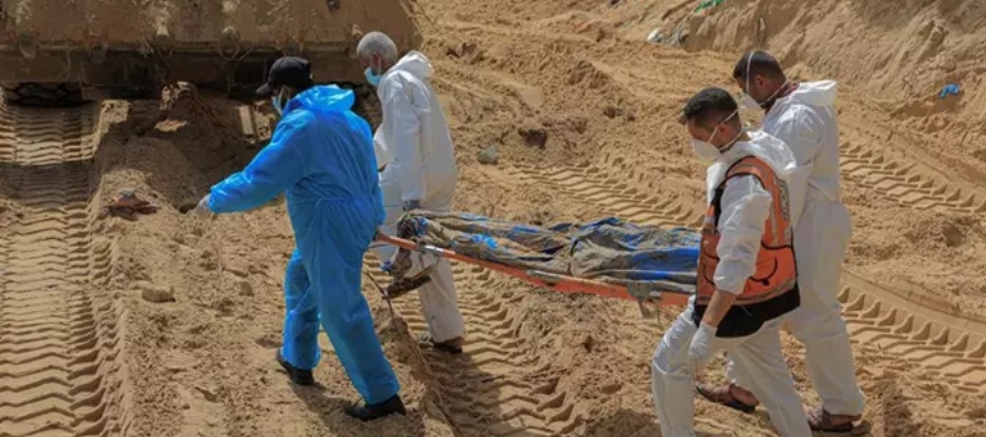 Las autoridades de Gaza elevan a más de 320 los cuerpos exhumados en fosas en un hospital en Jan Yunis