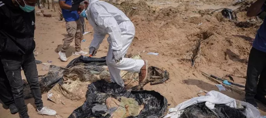 Las autoridades de Gaza cifran en cerca de 400 los cadáveres exhumados en fosas en un hospital de Jan Yunis