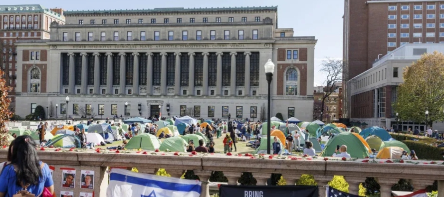 Estudiantes de la Universidad de Columbia colocan banderas de Israel frente a la sentada propalestina