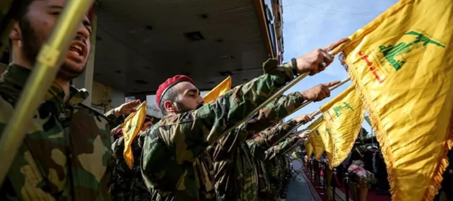 El grupo insurgente libanés Hezbollah disparó misiles antitanque y proyectiles de...