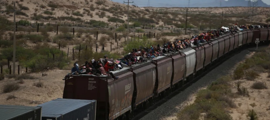 Miles de migrantes que llegan en tren Ciudad Juárez deambulan por el río Bravo