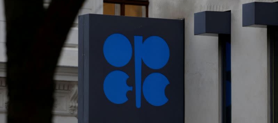 Otras dos fuentes de la OPEP+ afirmaron que aún no se habían celebrado conversaciones...