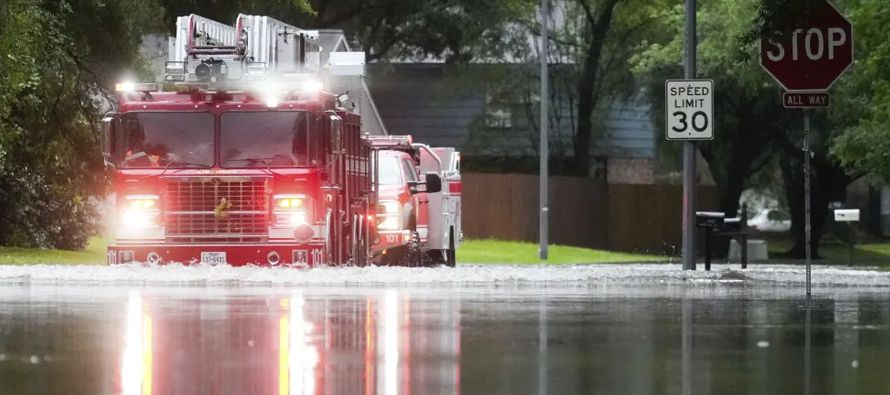 Lluvias torrenciales provocaron inundaciones en el sureste de Texas el viernes, obligando a las...