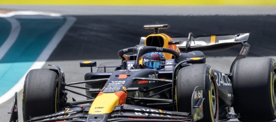 Verstappen impone su ley y saldrá primero en la carrera al esprint en Miami, con 'Checo' Pérez tercero