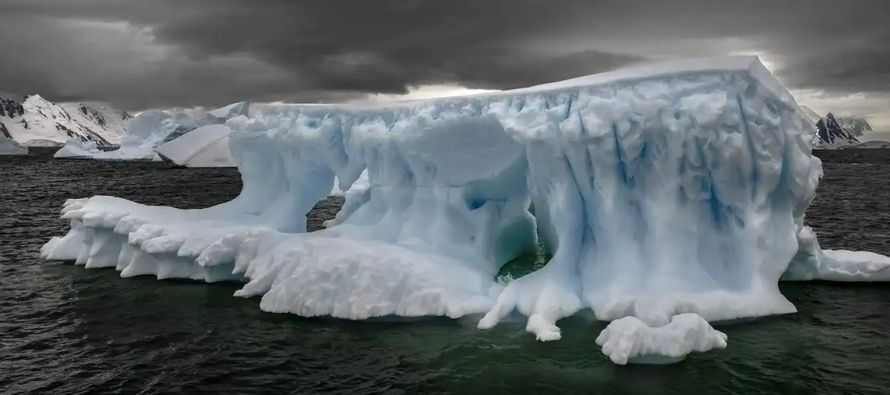 Una rara abertura de agua en mitad de la Antártida apareció por primera vez en 1974....