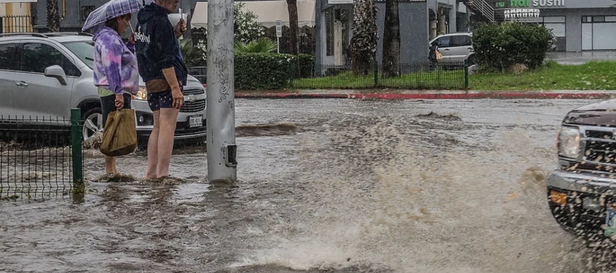 El agua inundó el sábado vecindarios en torno a Houston tras intensas lluvias y...