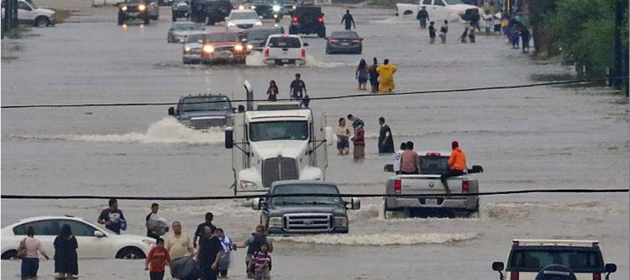 Las inundaciones cerraron algunas escuelas de Texas el lunes tras días de fuertes lluvias en...