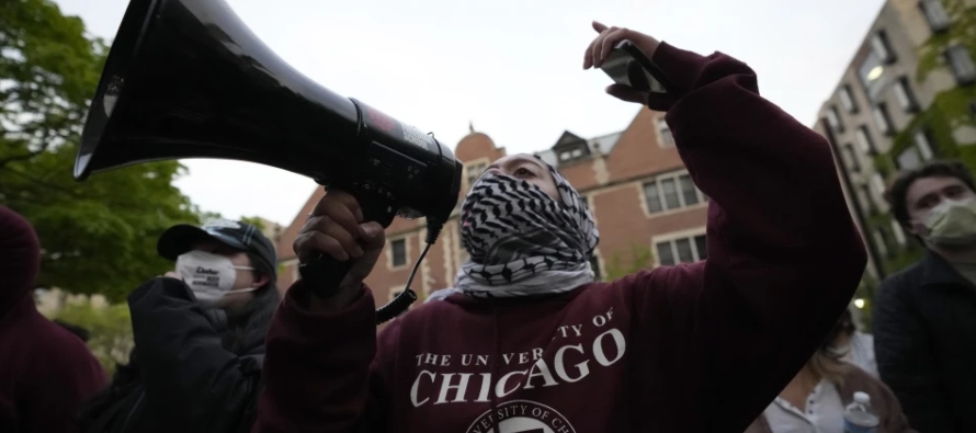 En la Universidad de Chicago, cientos de manifestantes se congregaron durante al menos ocho...