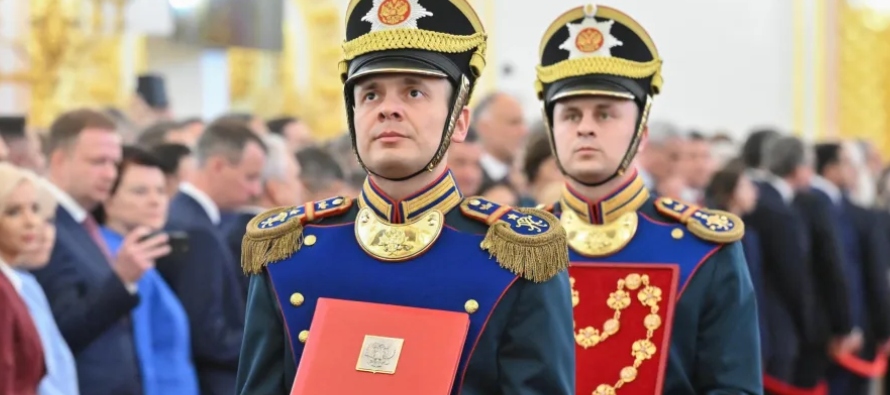 El estandarte presidencial fue izado sobre la cúpula del Kremlin al son del himno ruso y la...