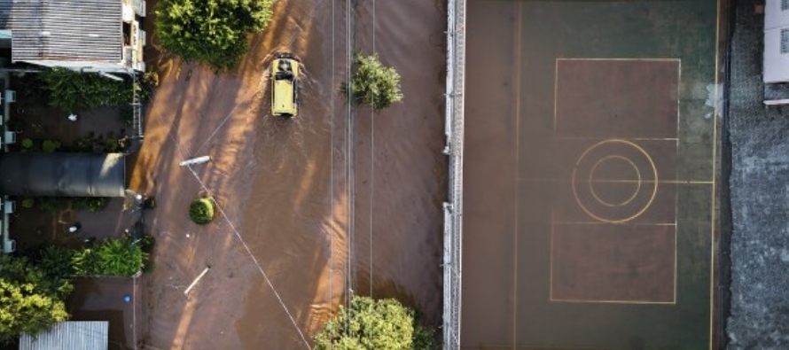 Ciudad de Brasil se queda sin agua tras fuertes inundaciones