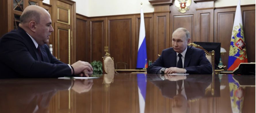 El presidente ruso Vladímir Putin volvió a nombrar a Mikhail Mishustin como primer...