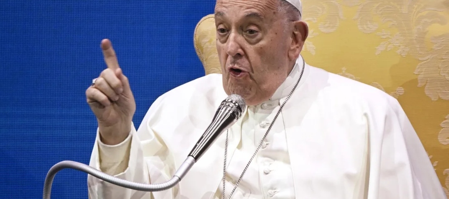 El papa Francisco pide rezar por él, pero "a favor" y "no en contra" en un acto en Roma