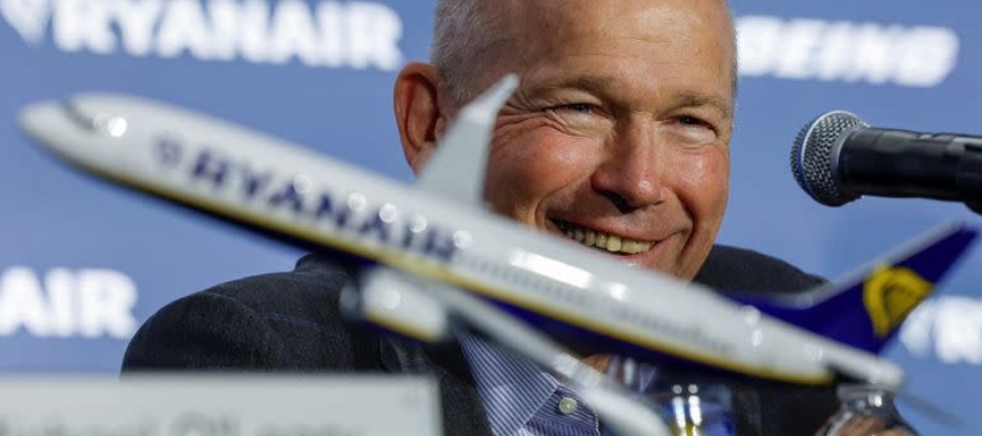 Accionistas de Boeing votan a favor de mantener al CEO saliente en el directorio