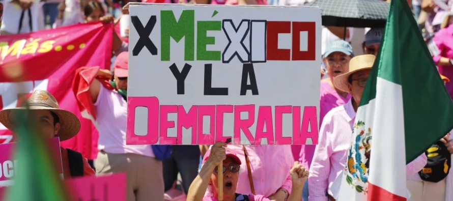 Asociaciones marchan con la oposición para “defender” México de López Obrador y su partido