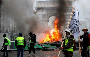 Un movimiento popular de protesta en Francia ha crecido y se ha radicalizado, dando rienda suelta a actos violentos que devastaron el centro de París durante un fin de semana de disturbios y exhibiendo una fractura en el país entre los ricos y los pobres.