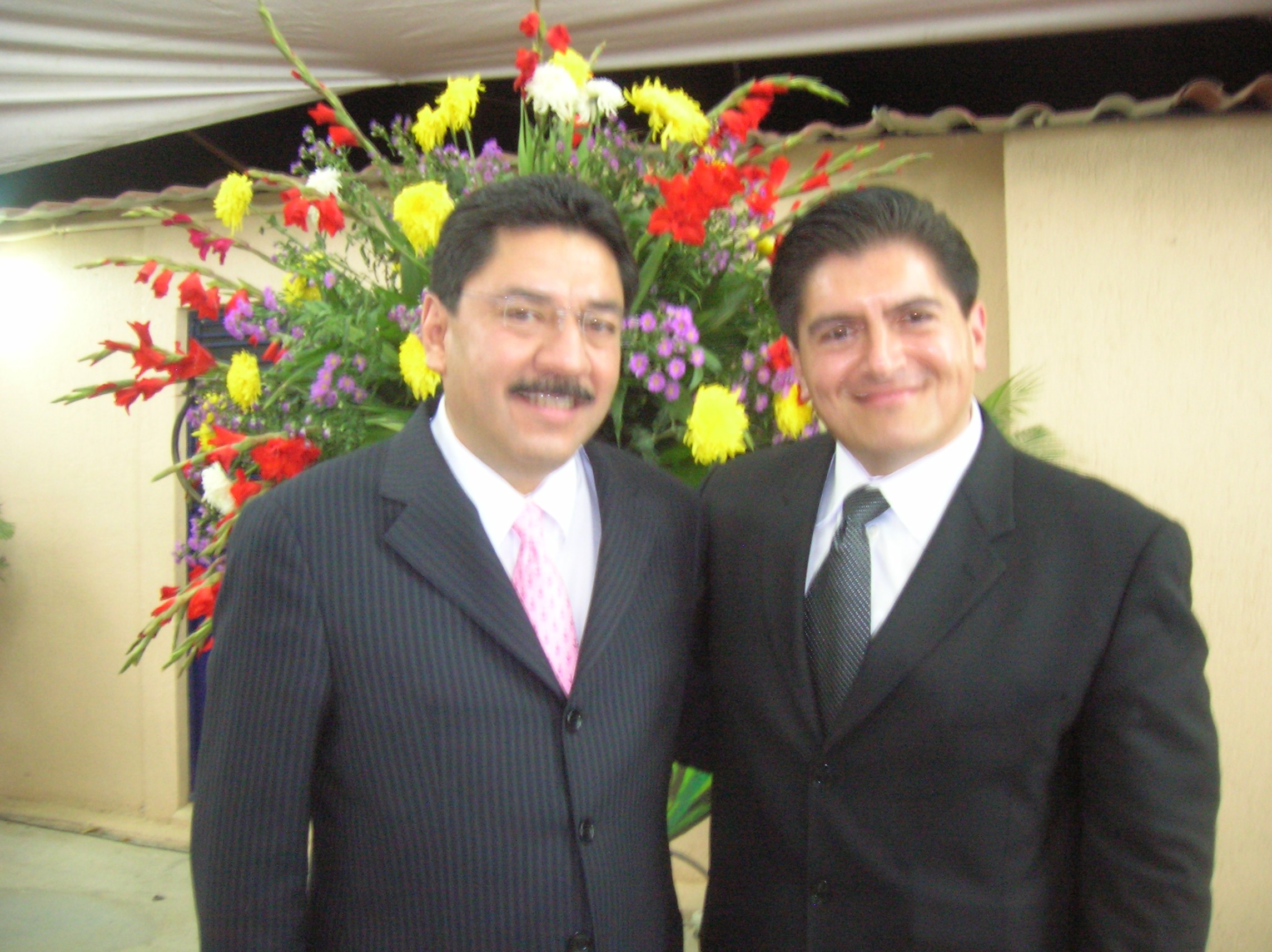 Tim Rios, Vocero Nacional de Prestamos a Empresarios Latinos de Wells Fargo, con el Gobernador de...