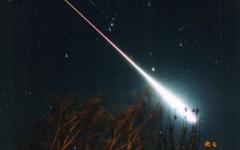 Las lluvias de meteoros usualmente se forman como consecuencia del polvo que se desprende de un...
