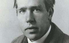 El estudiante se llamaba Niels Bohr, físico danés, premio Nobel de Física en...