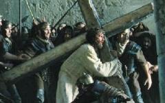 Se obligo a Jesús, como era la costumbre a cargar la cruz; desde el poste de...