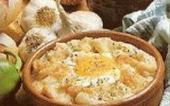 La diferencia entre la sopa castellana y la sopa leonesa, consiste en que en la provincia de...