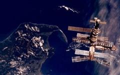 Mir en órbita alta sobre Nueva Zelanda, en 1996.