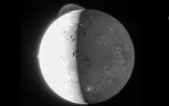 Una erupción volcánica en Io, fotografiada por la nave Nuevos Horizontes, el 28 de...