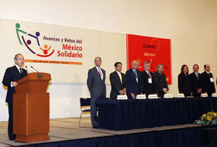 Calderón Hinojosa recordó que desde joven aprendió que ser solidario significa...