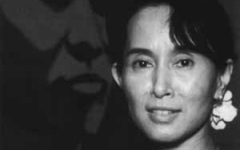 Suu Kyi ha cumplido ya 13 años de arresto domiciliario desde que hace 19 años...