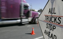 El programa actual permite que unos 500 camiones mexicanos se adentren hasta cierta distancia en...