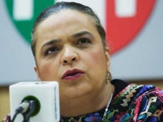 La dirigente nacional del PRI, Beatriz Paredes, trató de ignorar el alboroto y...
